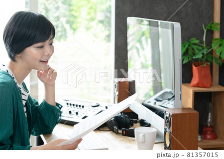 作曲をする女性 81357015