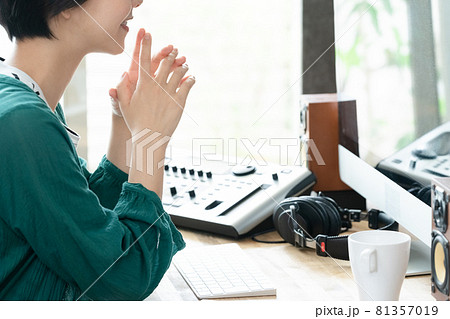 作曲をする女性 81357019
