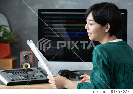 作曲をする女性 作曲をする女性 81357028