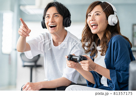 eスポーツ　ゲーム　夫婦　家族　カップル　リビング　ライフスタイル 81357175