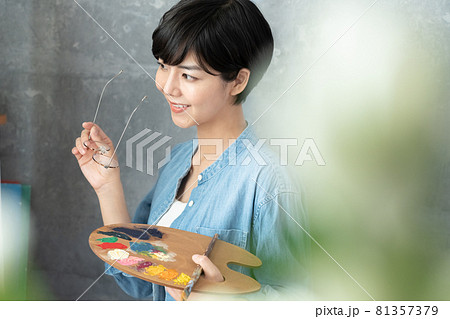 絵を描く女性 81357379