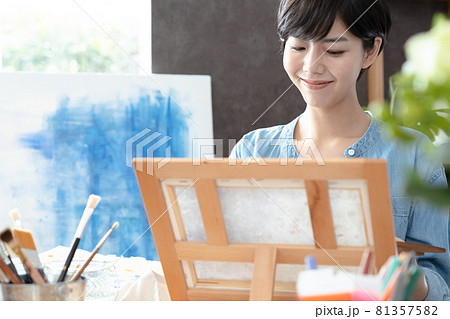 絵を描く女性 81357582