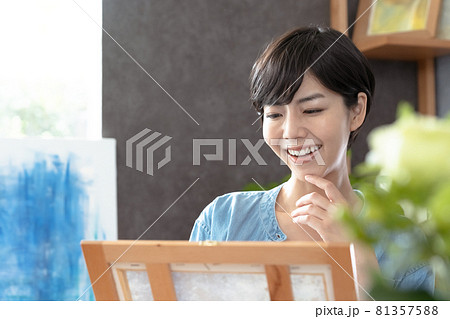 絵を描く女性 81357588
