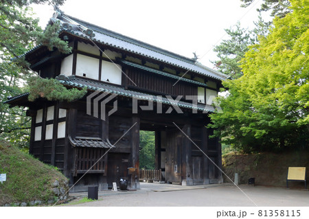 夏の弘前公園弘前城 二の丸南門 南内門 青森県弘前市 夏の弘前公園弘前城 二の丸南門 南内門 青森県弘前市 81358115