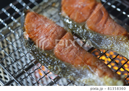 コンロで鮭を焼く コンロで鮭を焼く 81358360