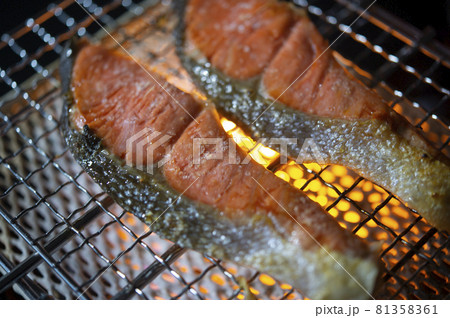 コンロで鮭を焼く コンロで鮭を焼く 81358361