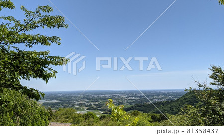 山の上から見下ろした景色、青空、緑 81358437