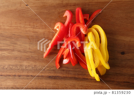 細切りにしたパプリカ　俯瞰撮影 81359230