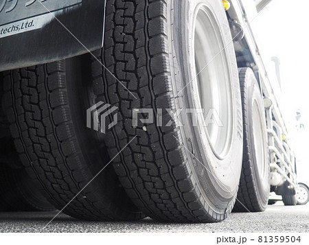 大型トラックの後輪タイヤ 大型トラックの後輪タイヤ 81359504