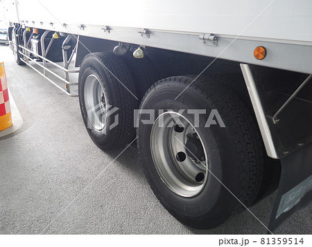 大型トラックの左側側面 81359514