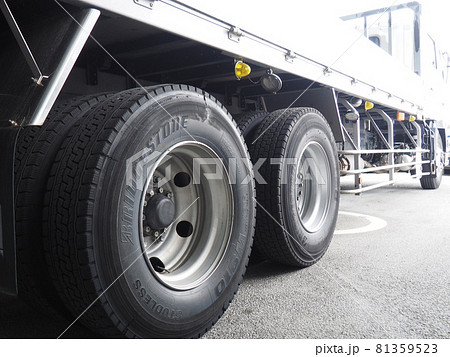 大型トラックの右側側面　 81359523