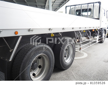 大型トラックの右側側面　 81359526