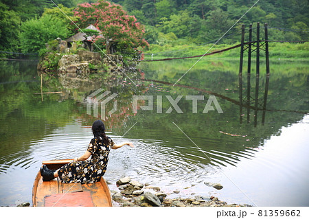 池 湖 女性 81359662