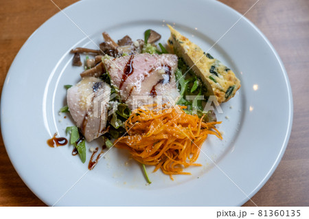 キャロットラペが乗った前菜　アントレ 81360135