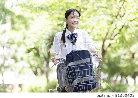 自転車に乗る中学生 自転車に乗る中学生 81360405