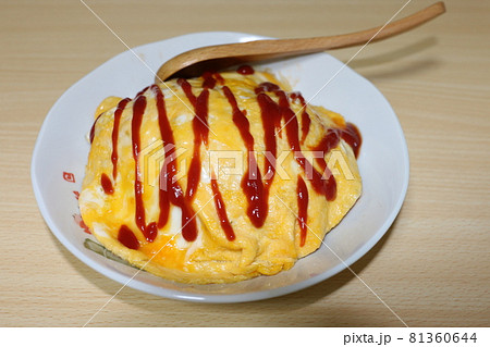 美味しいオムライスと木製スプーン 81360644