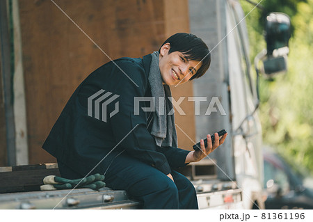 スマホとトラックドライバー スマホとトラックドライバー 81361196