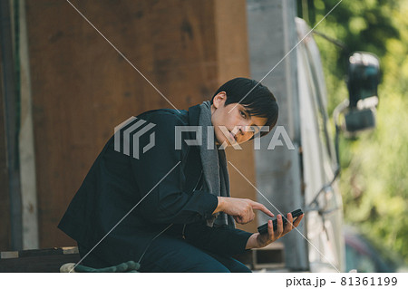 スマホとトラックドライバー 81361199