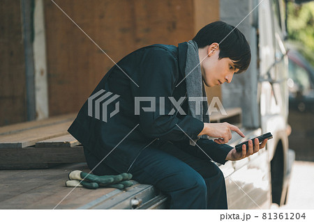 スマホとトラックドライバー 81361204