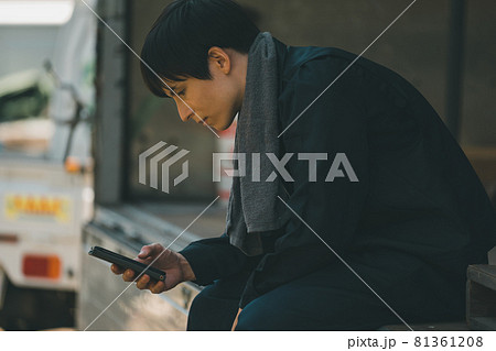 スマホとトラックドライバー スマホとトラックドライバー 81361208