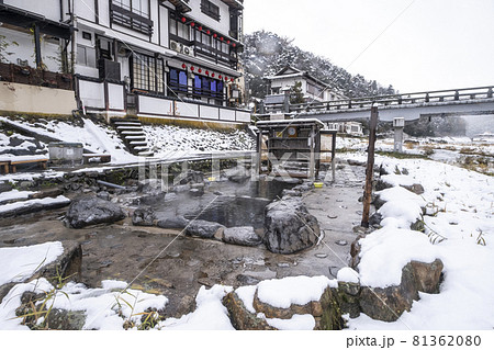 三朝温泉 の雪景色 81362080
