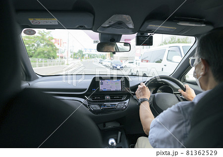 ドライブレコーダーのついた車を運転するシニア ドライブレコーダーのついた車を運転するシニア 81362529