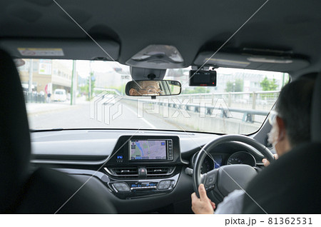 運転するシニア 81362531