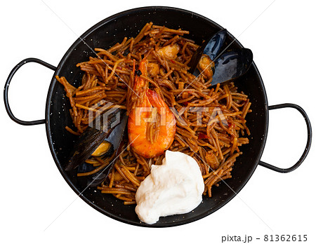 Paella with fideua, pasta noodles and seafood 81362615