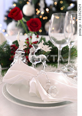 おうちでクリスマス　テーブルセッティング 81362624