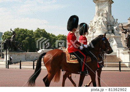 ロンドン　バッキンガム宮殿の衛兵交代式 81362902