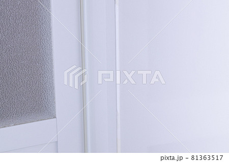 ユニットバスの隅の劣化したコーキングの打ち直し工事 マスキングテープでの養生 ユニットバスの隅の劣化したコーキングの打ち直し工事 マスキングテープでの養生 81363517