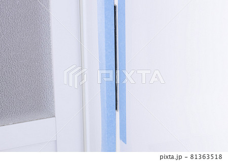 ユニットバスの隅の劣化したコーキングの打ち直し工事　マスキングテープでの養生 81363518