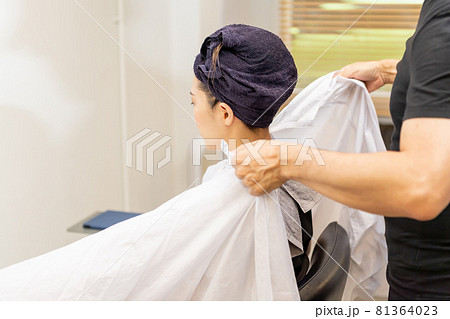 ヘアサロンでシャンプーをしてもらう若い女性 ヘアサロンでシャンプーをしてもらう若い女性 81364023