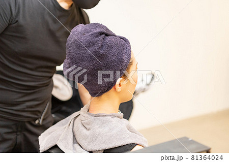 ヘアサロンでシャンプーをしてもらう若い女性 81364024