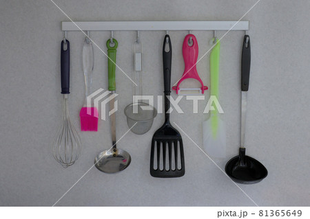壁のスライドバーに吊るされたキッチン用具 壁のスライドバーに吊るされたキッチン用具 81365649