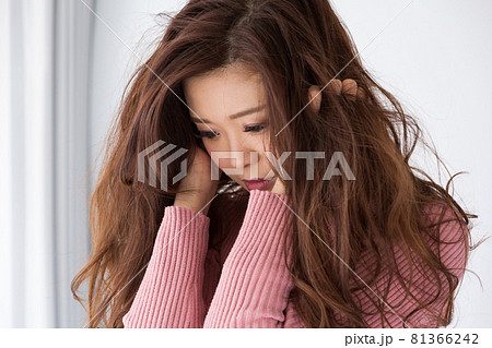 髪を掴む女性 髪を掴む女性 81366242