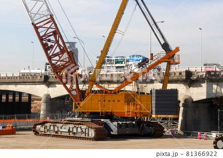大型重機による建設現場 81366922