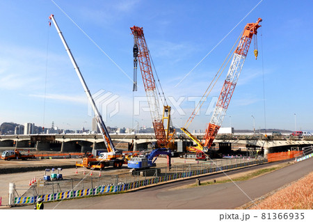 大型重機による建設現場 大型重機による建設現場 81366935