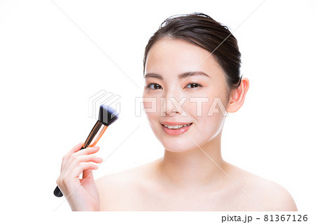 化粧　白バック　女性 81367126