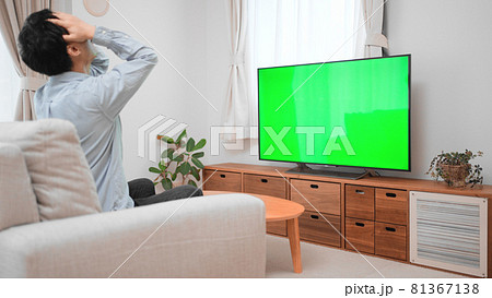 スポーツ中継を観る男性　クロマキー合成イメージ 81367138
