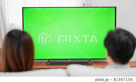 テレビを観る男女　クロマキー合成イメージ 81367156