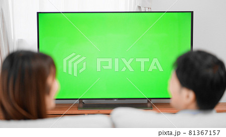 テレビを観る男女　クロマキー合成イメージ 81367157