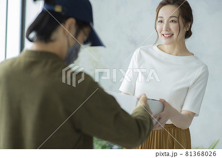 荷物を受け取る女性　 81368026