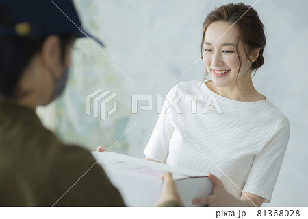 荷物を受け取る女性 荷物を受け取る女性 81368028