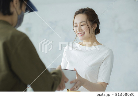 荷物を受け取る女性　 81368030