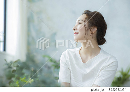 女性　リビング 81368164