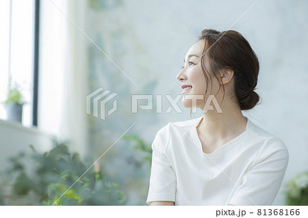 女性　リビング 81368166