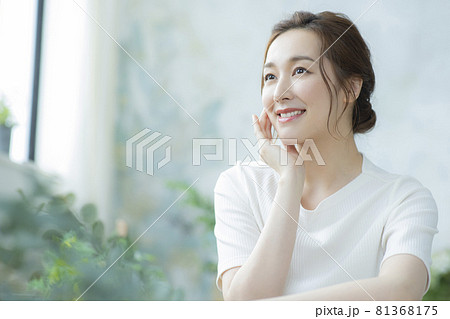 女性　リビング 81368175