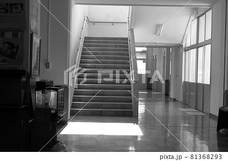 小学校の階段（モノクロ） 81368293