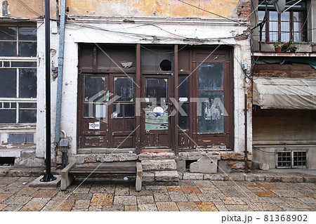 Abandoned local shop 81368902